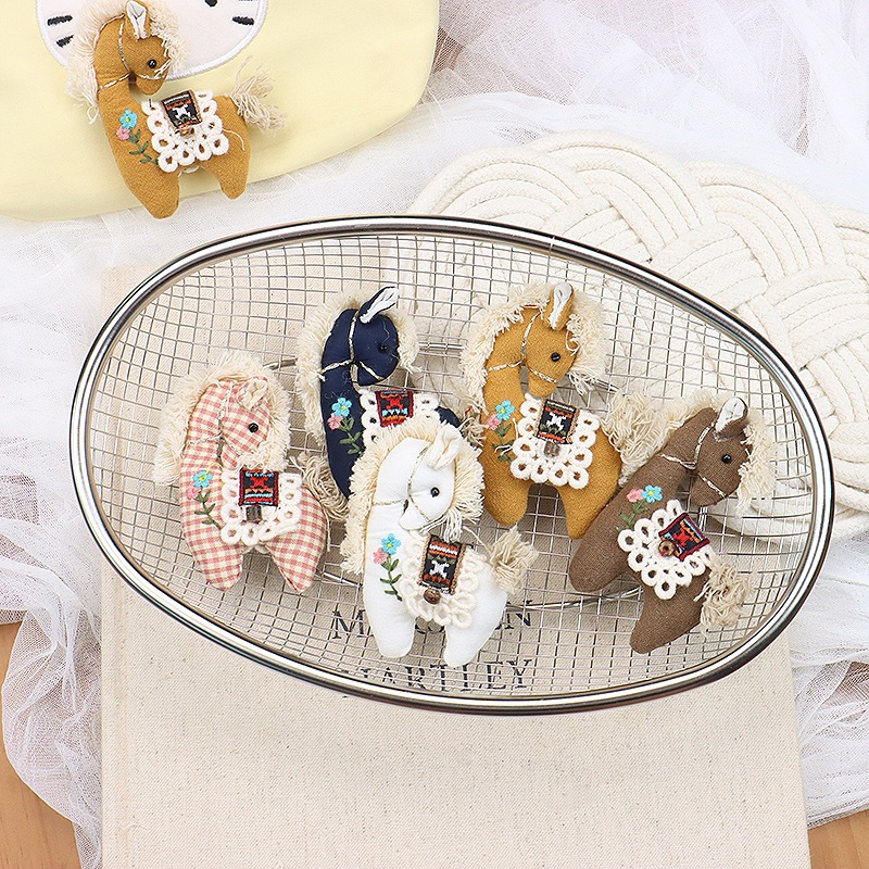 Cute Plaid Pony Brooch Handmad – Embroidery Horse recenzja i cena