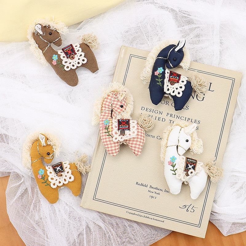 Cute Plaid Pony Brooch Handmad – Embroidery Horse recenzja i cena
