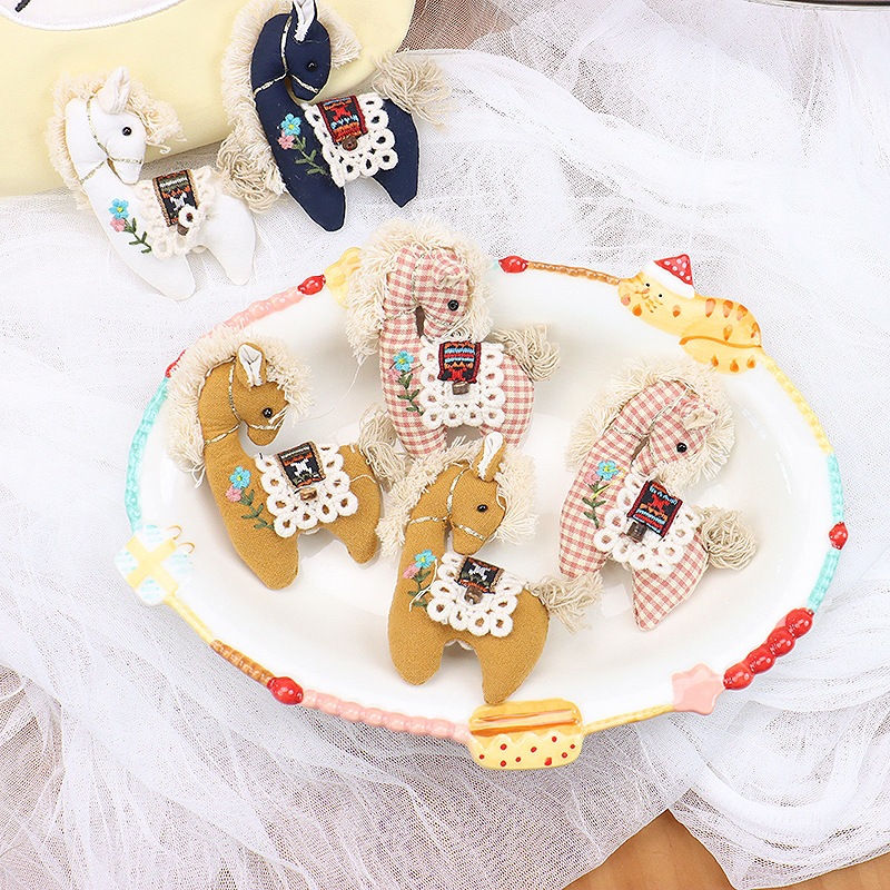 Cute Plaid Pony Brooch Handmad – Embroidery Horse recenzja i cena