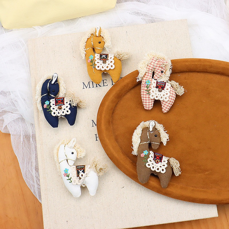 Cute Plaid Pony Brooch Handmad – Embroidery Horse recenzja i cena